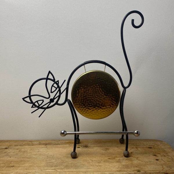 Hovedbilde String katt, Ystad Metall. Gong-gong