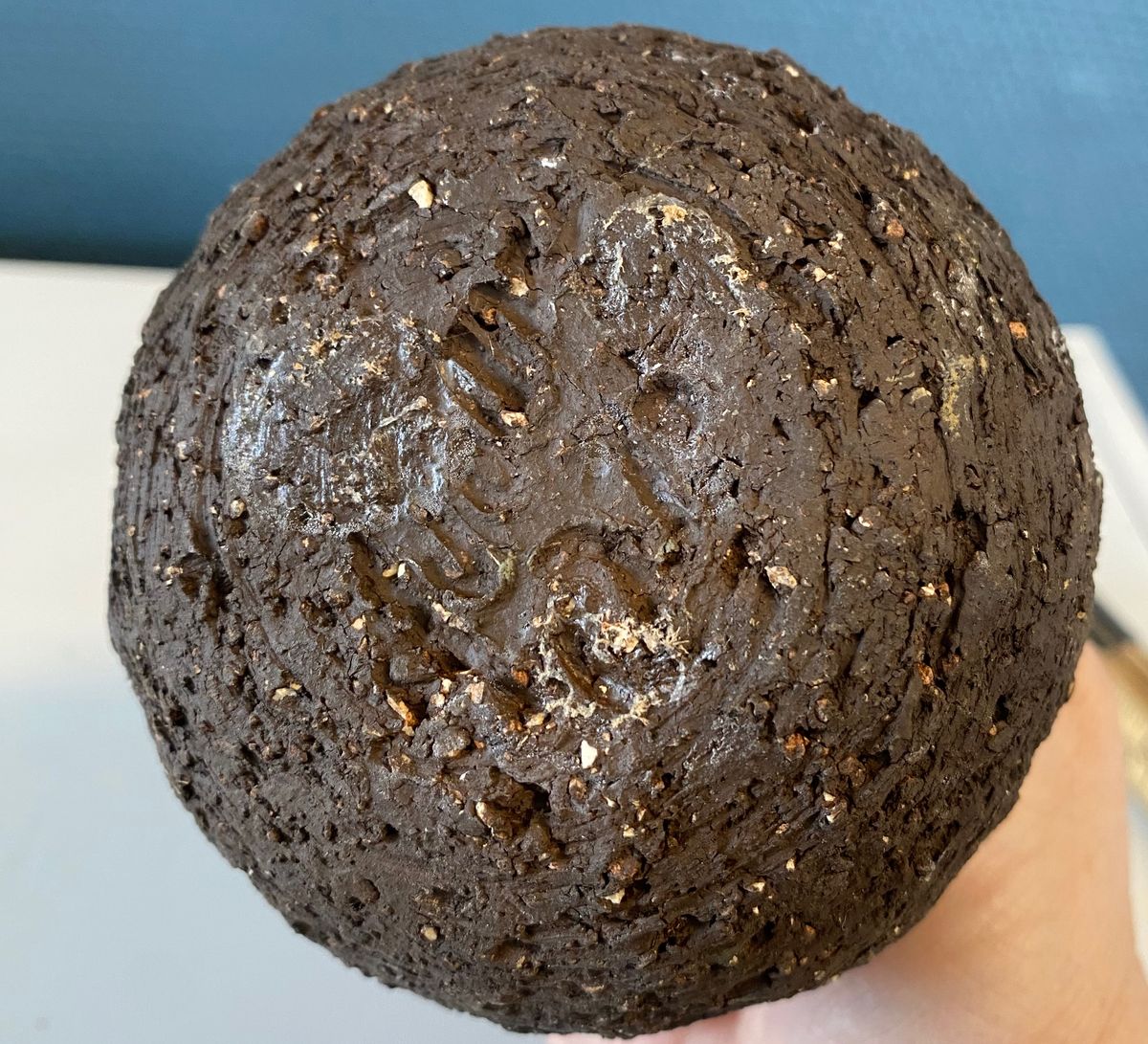 Rustikk, liten vase med fiolett glassur