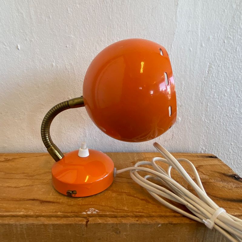 Oransje vegglampe i metall